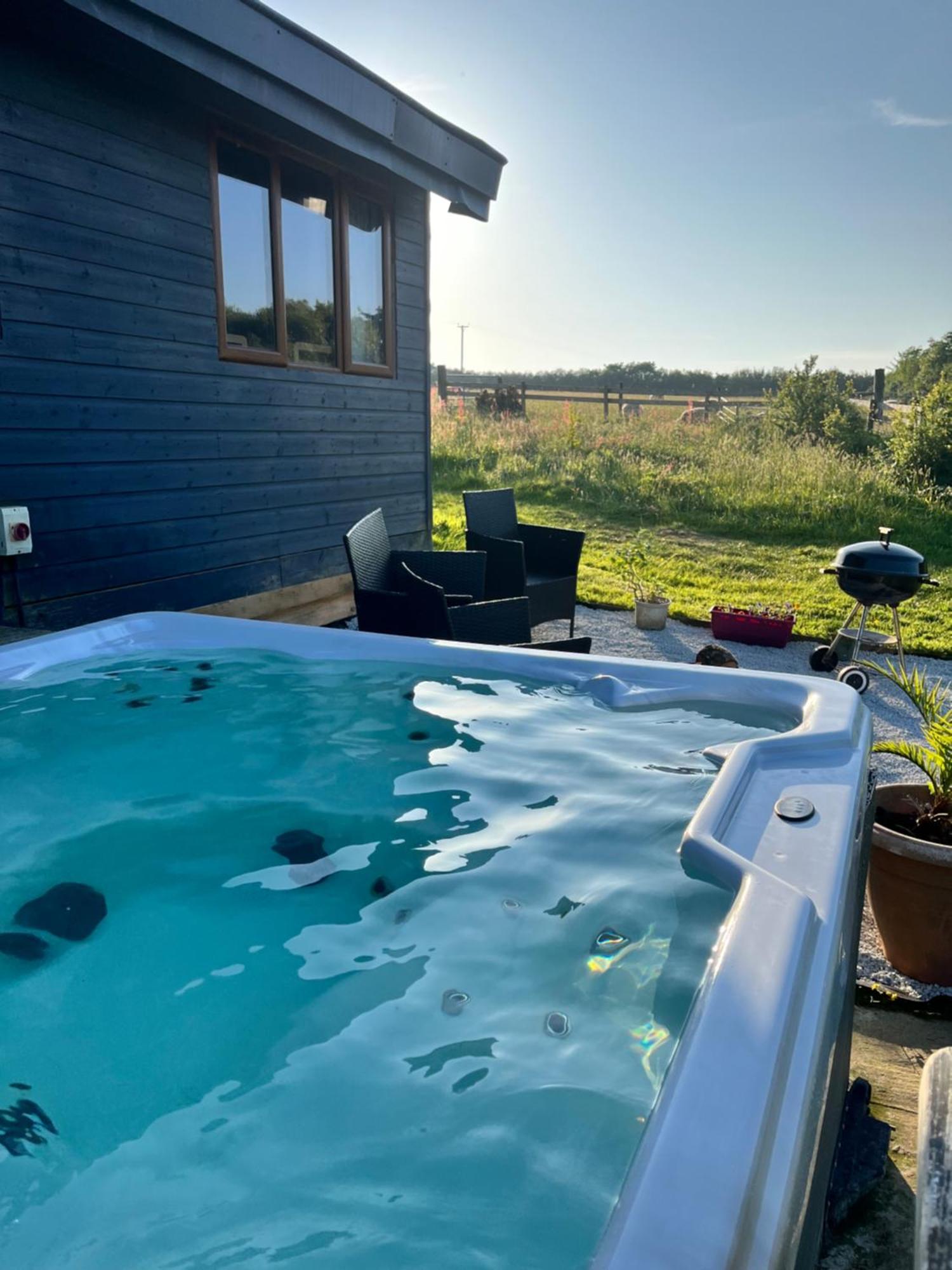 Tamarisk Cabin Bude Bagian luar foto