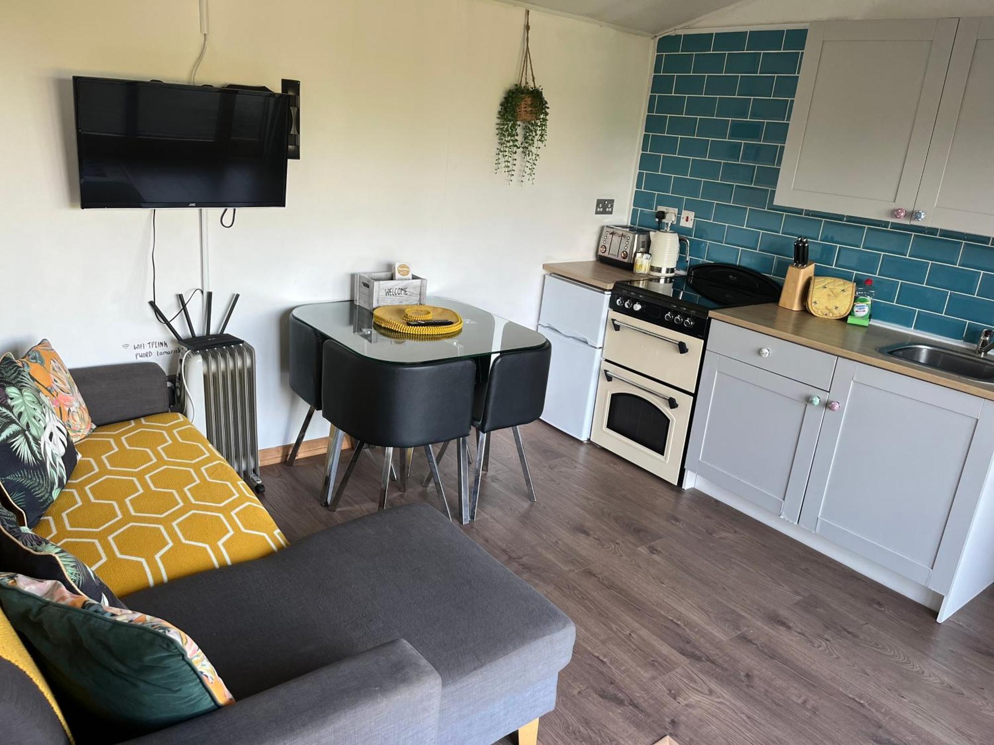 Tamarisk Cabin Bude Bagian luar foto