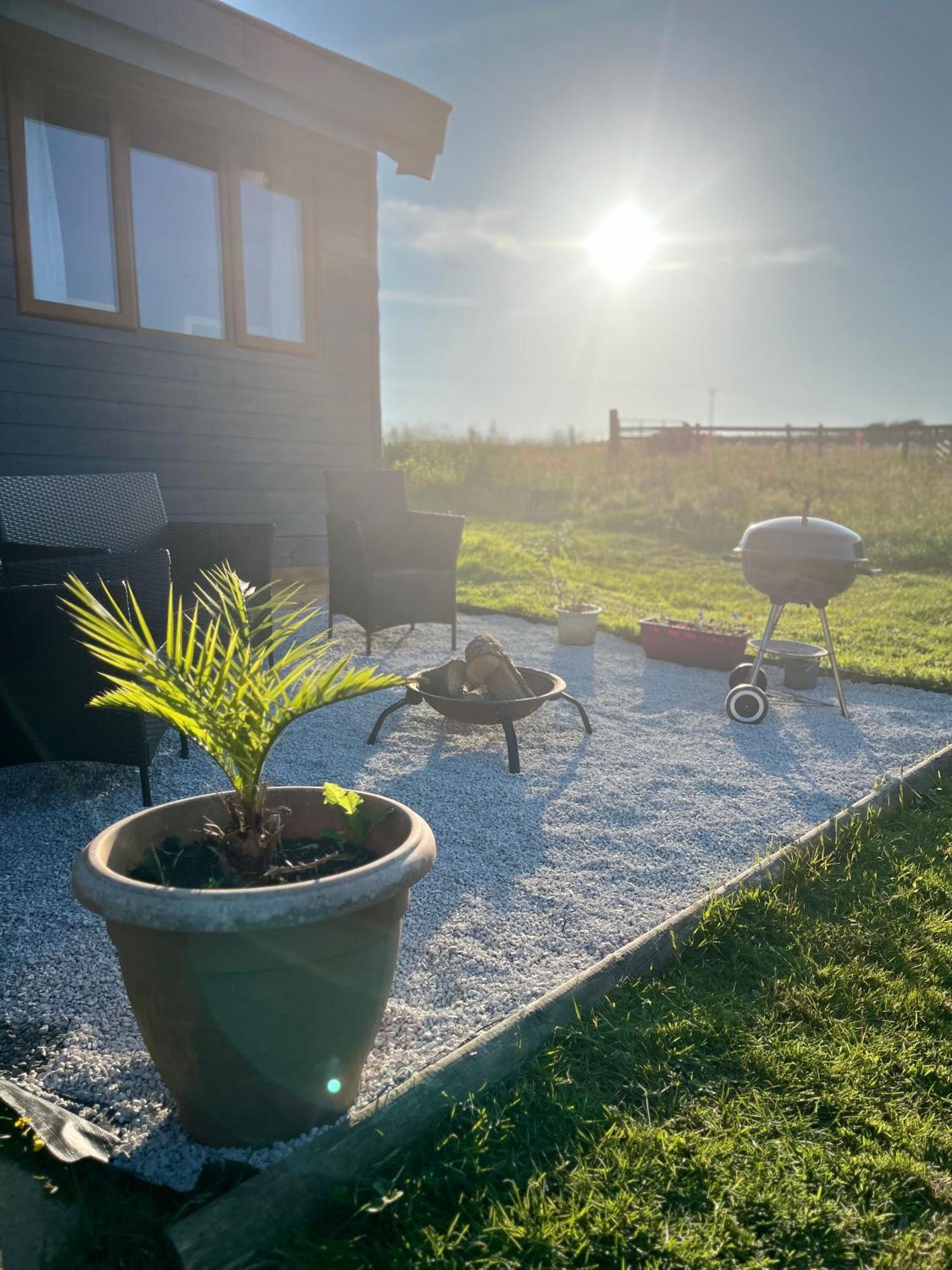 Tamarisk Cabin Bude Bagian luar foto