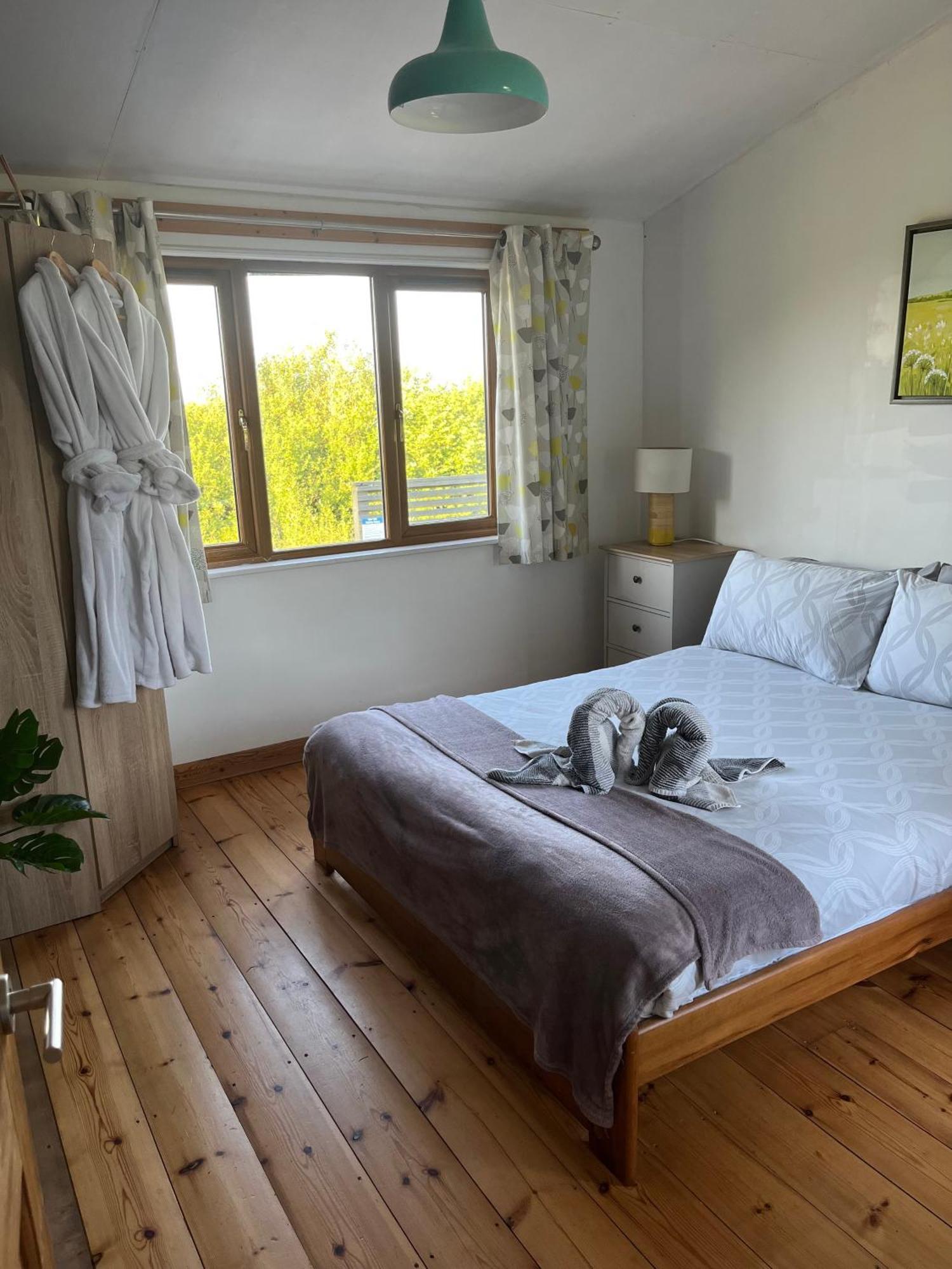 Tamarisk Cabin Bude Bagian luar foto