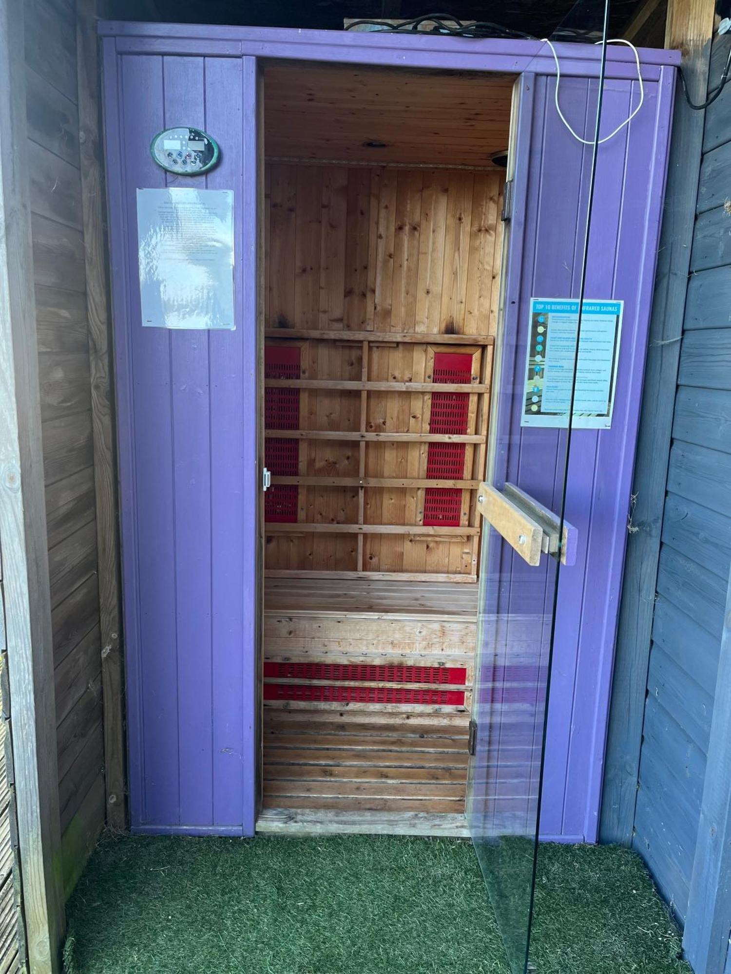 Tamarisk Cabin Bude Bagian luar foto